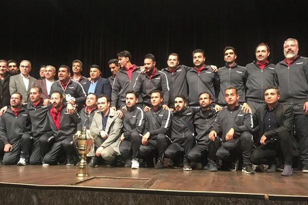 رسانه ورزش جام قهرمانی را از شهردار تهران دریافت کرد رسانه ورزش جام قهرمانی را از شهردار تهران دریافت کرد