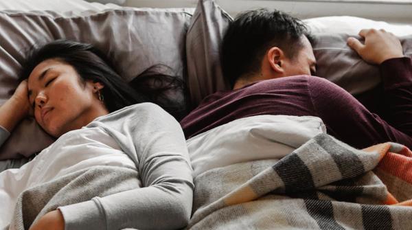 تنهایی یا در کنار شریک زندگی؛ کدام خوابیدن بهتر است؟